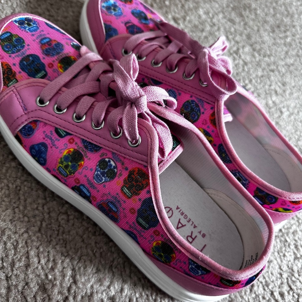 TRAQ by Algeria sugar skulls pink women’s size 10